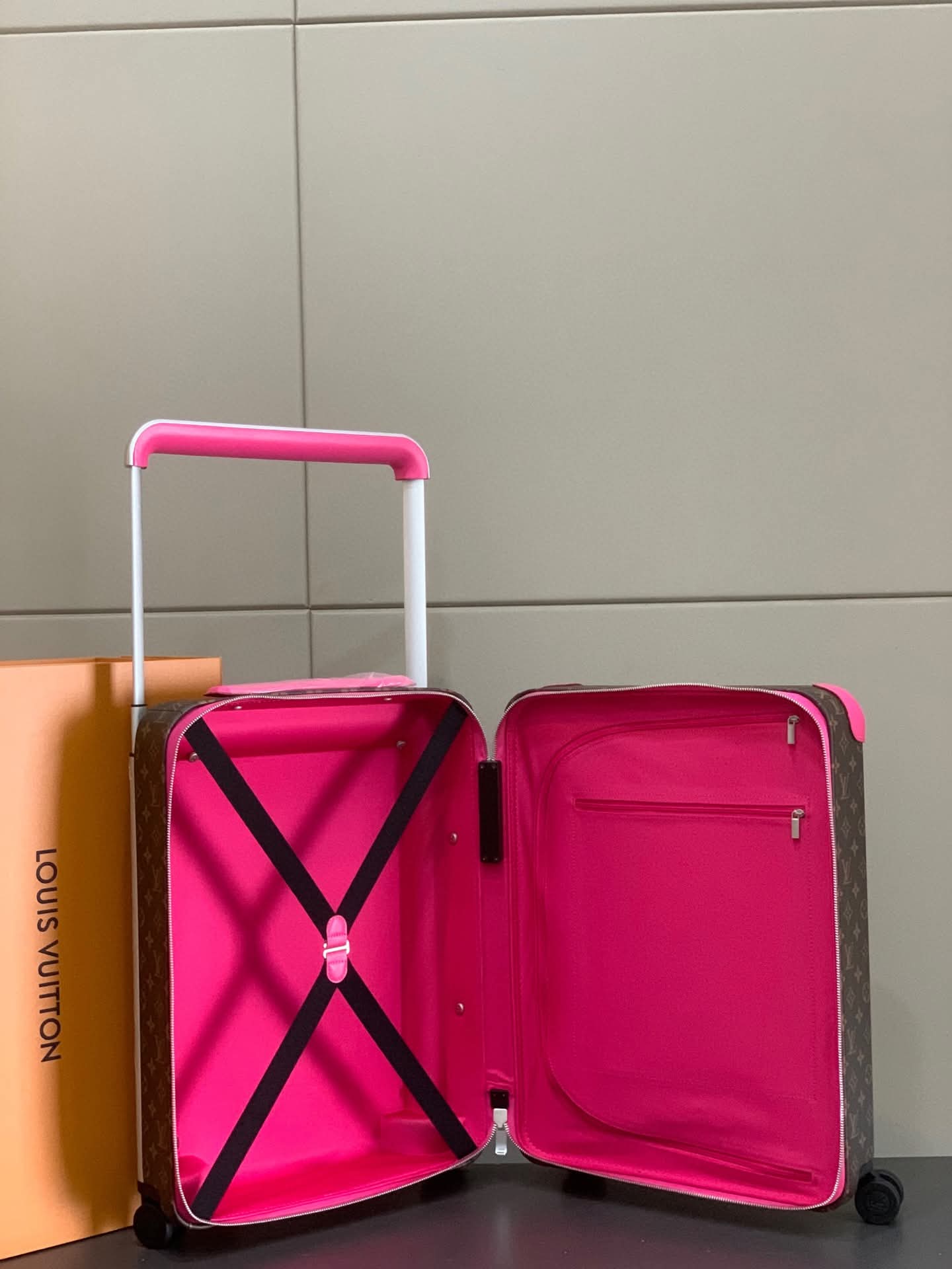 Rolling suitcase