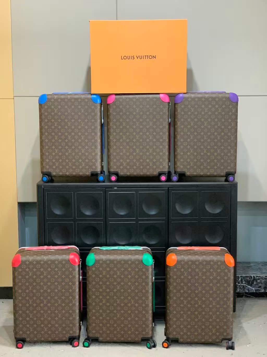 Rolling suitcase