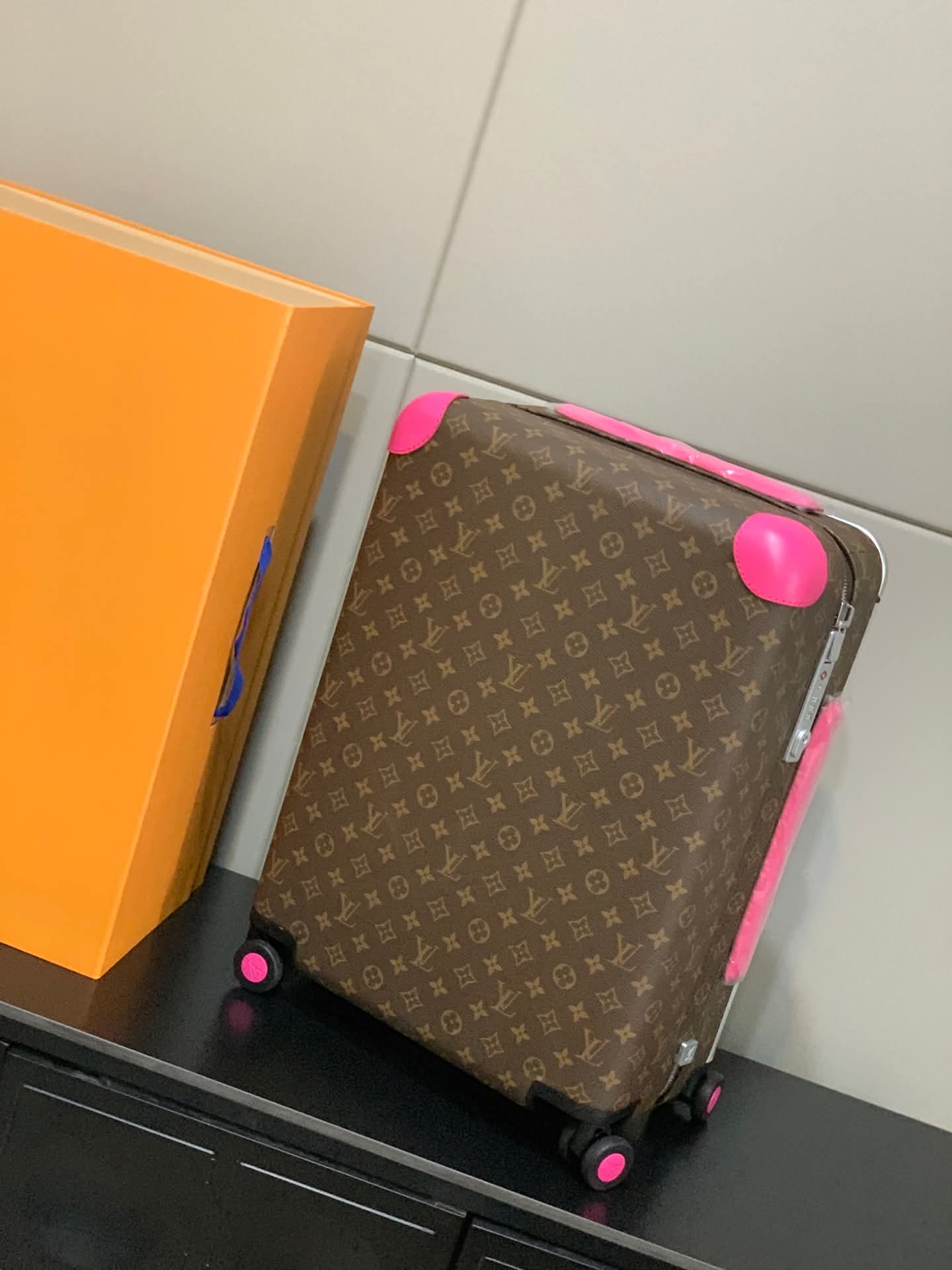 Rolling suitcase