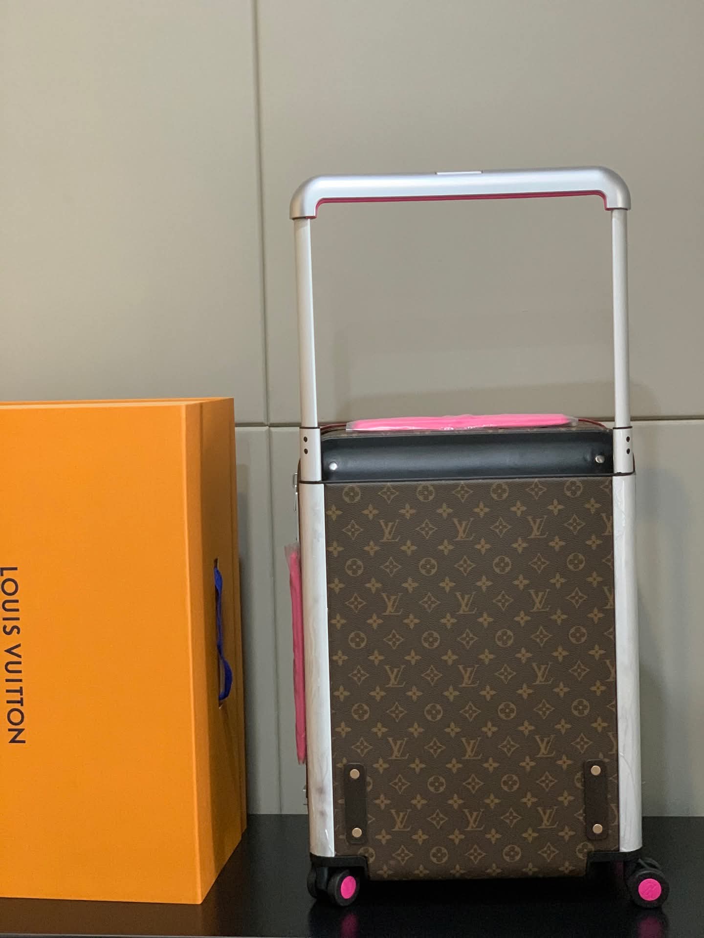 Rolling suitcase