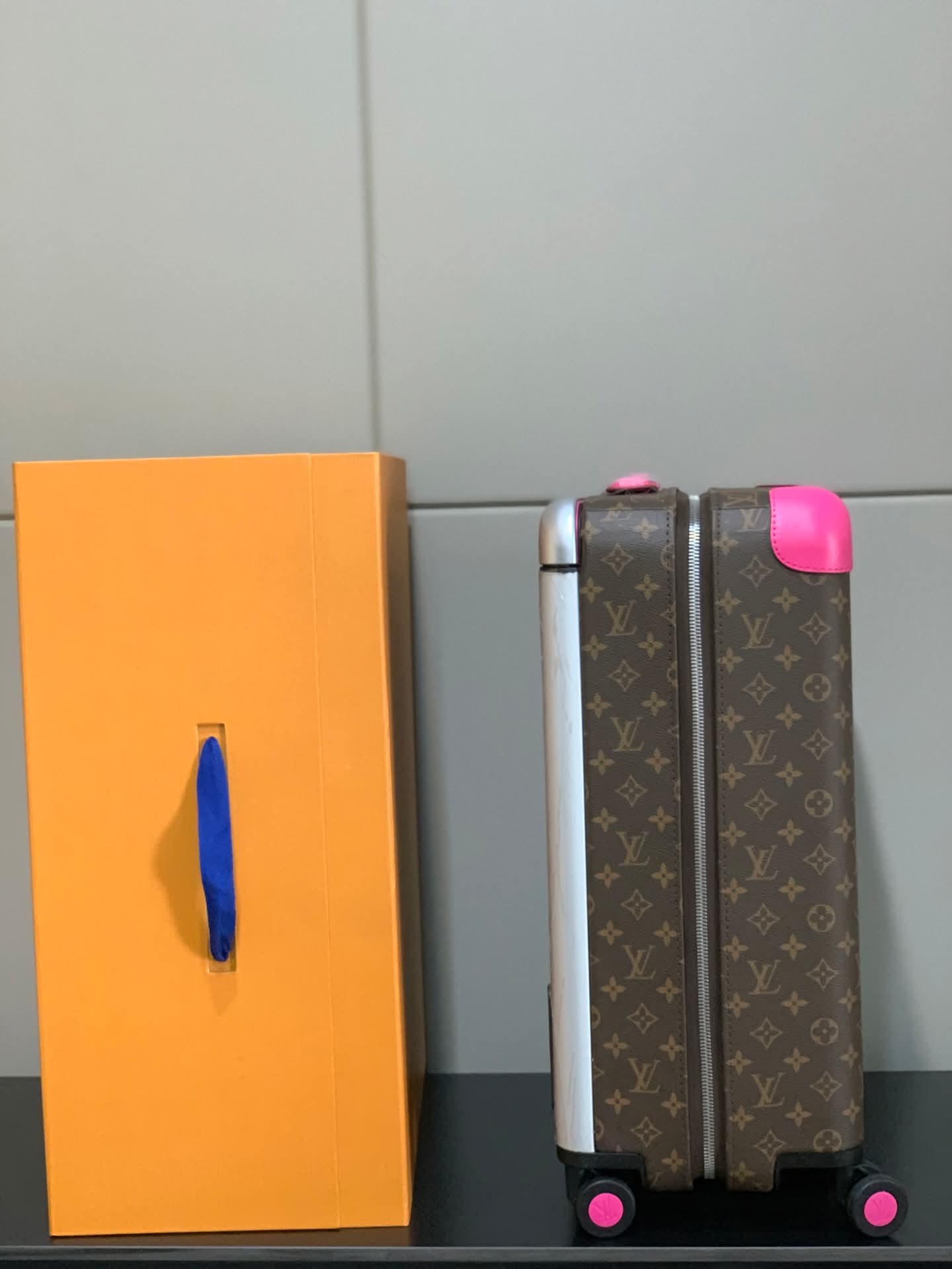 Rolling suitcase